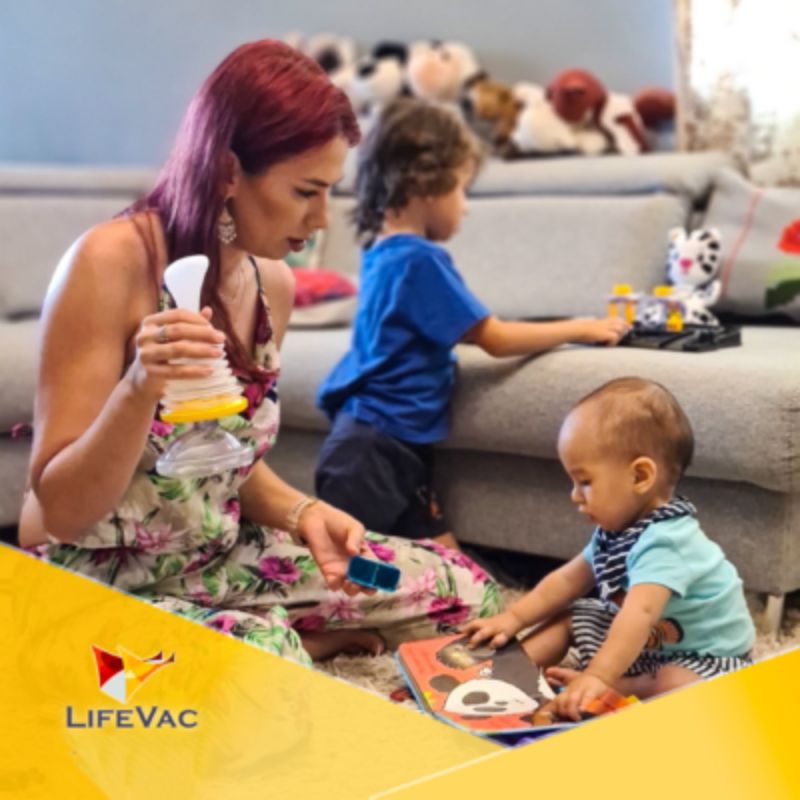 Egy édesanya a kezében tartja a LifeVac készüléket